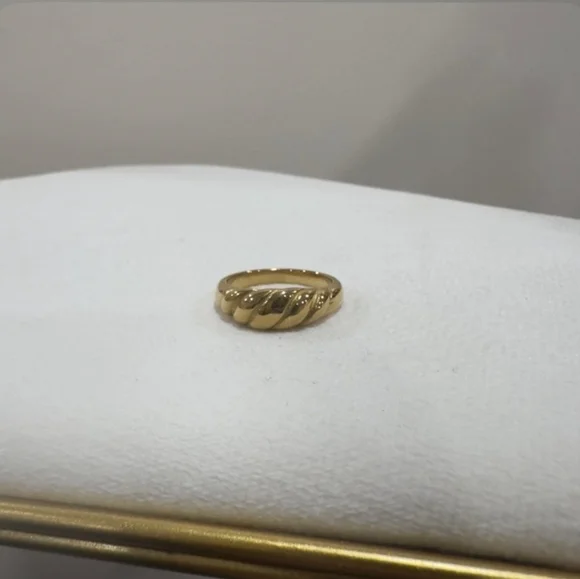 Gold Ring - Picture 1 of 1